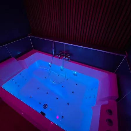 Nuit Magique Jacuzzi, Terrasse & Lit Motorise - 008 רואן