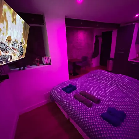 Nuit Magique Jacuzzi, Terrasse & Lit Motorise - 008 רואן