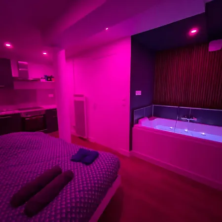 Nuit Magique Jacuzzi, Terrasse & Lit Motorise - 008 * Rouen