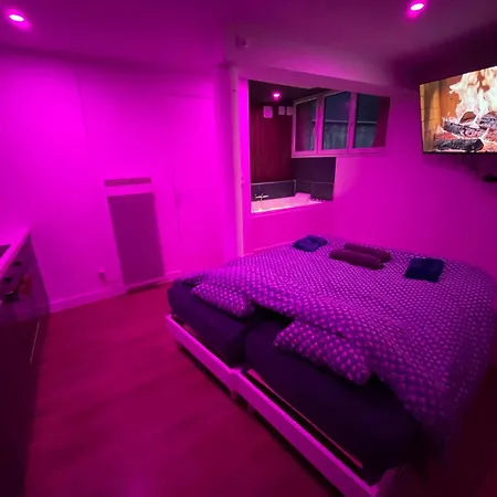 Nuit Magique Jacuzzi, Terrasse & Lit Motorise - 008 דירה *