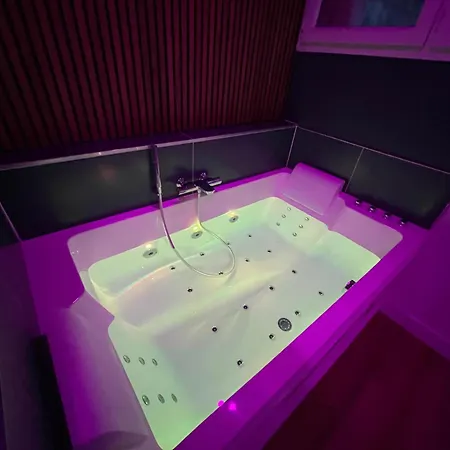 Nuit Magique Jacuzzi, Terrasse & Lit Motorise - 008 *