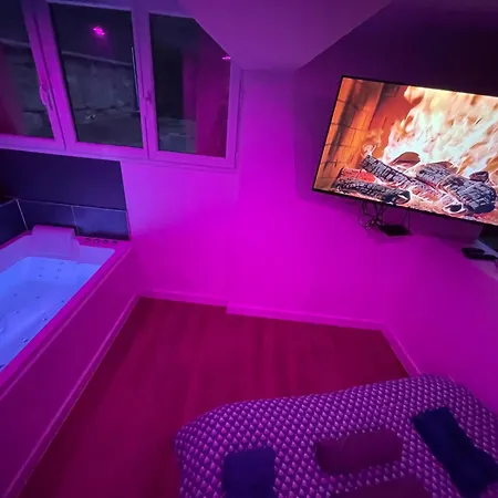 Nuit Magique Jacuzzi, Terrasse & Lit Motorise - 008