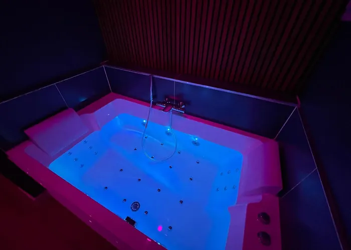 Nuit Magique Jacuzzi, Terrasse & Lit Motorise - 008 Rouen