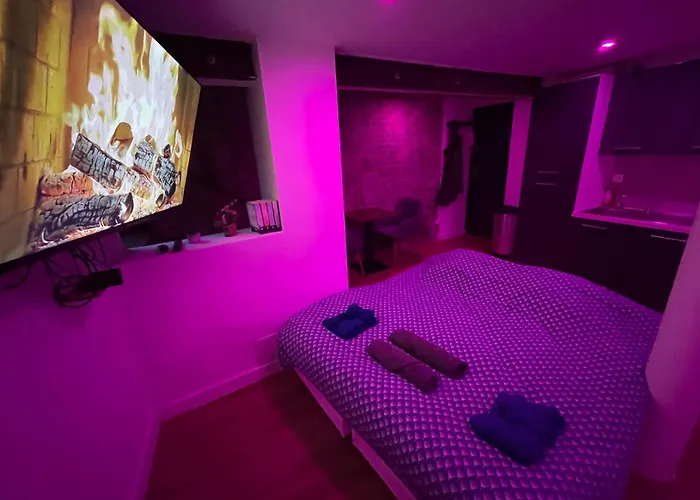 Nuit Magique Jacuzzi, Terrasse & Lit Motorise - 008 Rouen