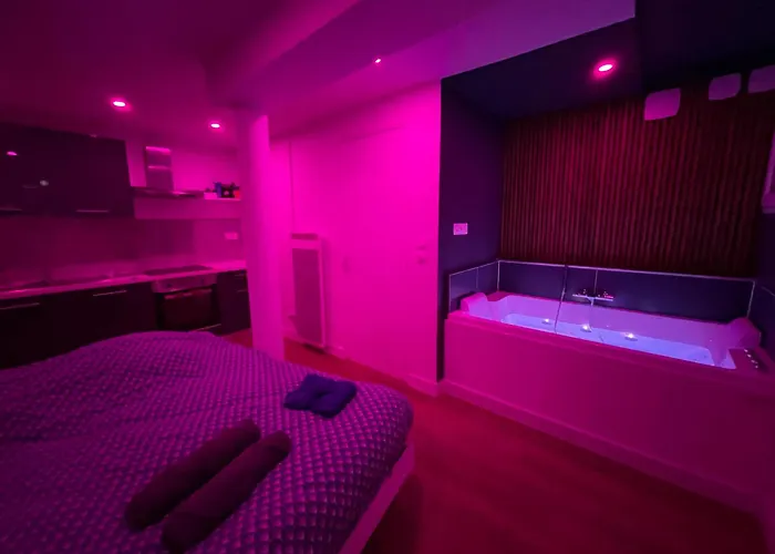 Nuit Magique Jacuzzi, Terrasse & Lit Motorise - 008 * Rouen