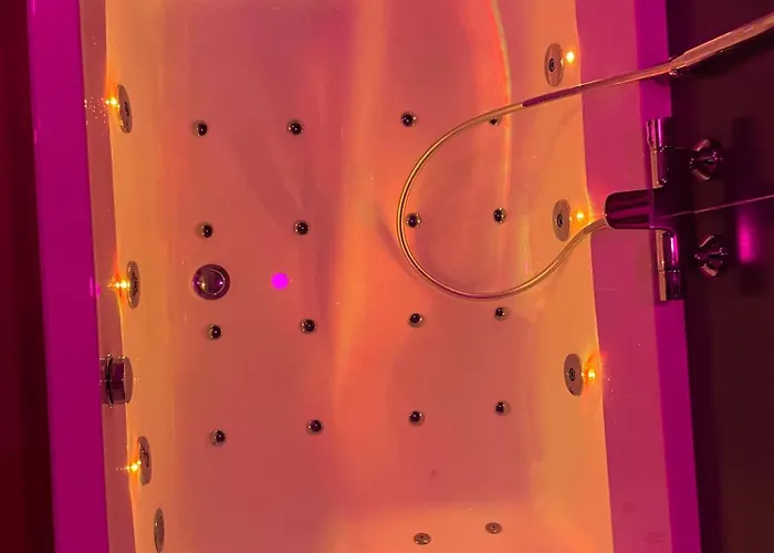 Nuit Magique Jacuzzi, Terrasse & Lit Motorise - 008