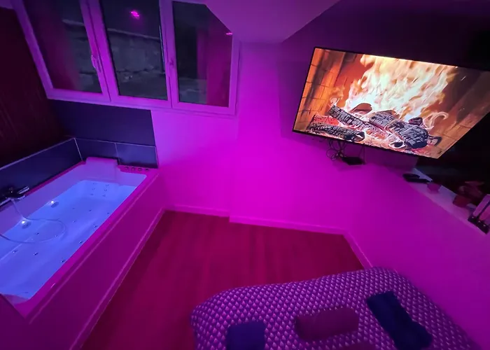 Nuit Magique Jacuzzi, Terrasse & Lit Motorise - 008